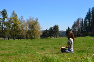 Femme qui médite dans un champ